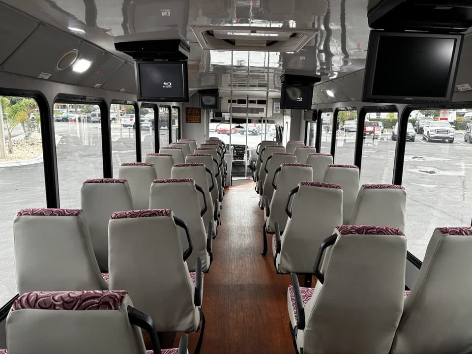 2015 Freightliner S2C Shuttle Bus - Image 7
