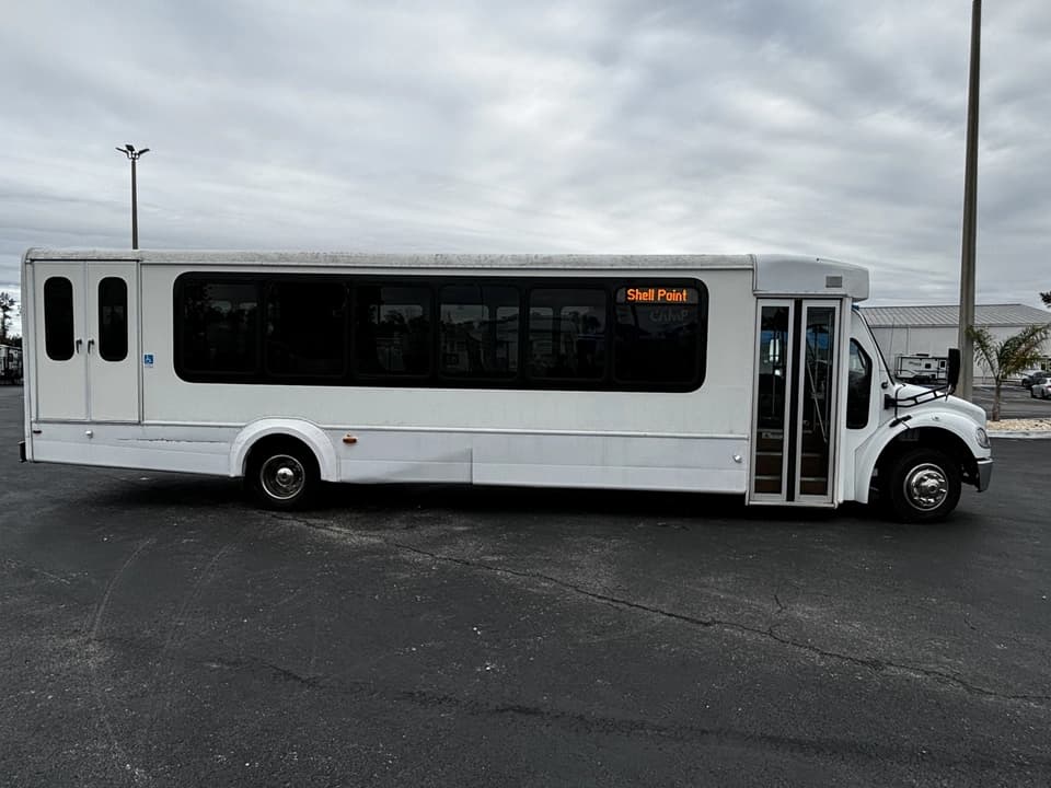 2015 Freightliner S2C Shuttle Bus - Image 4