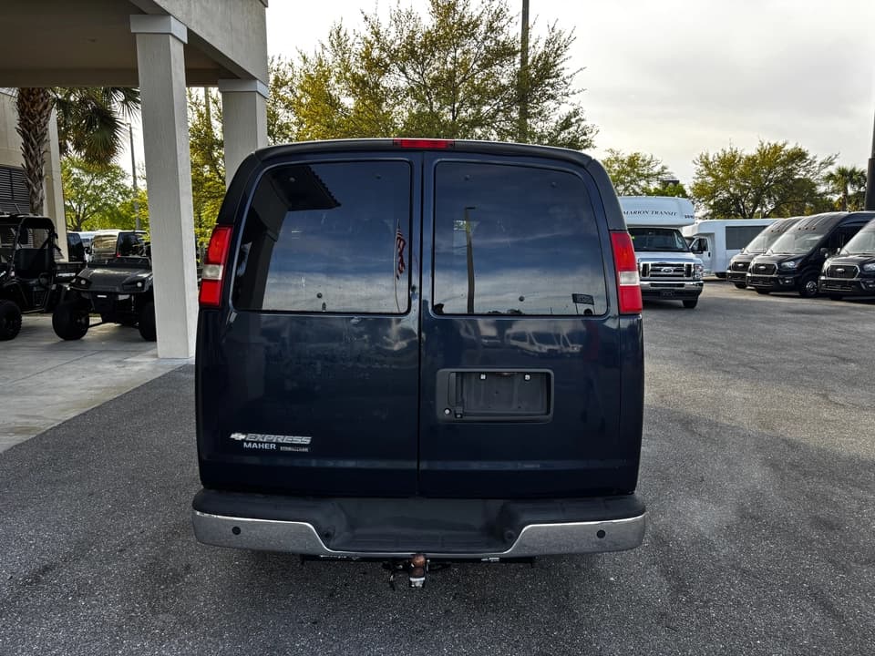2015 GMT 600 Passenger Van - Image 4
