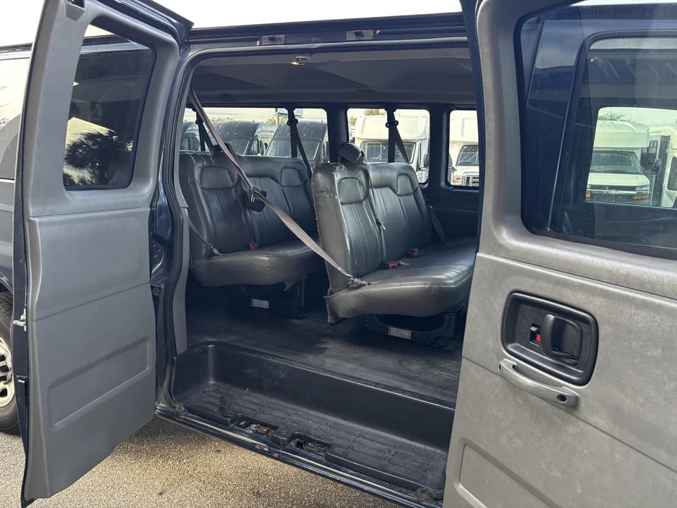 2015 GMT 600 Passenger Van - Image 8