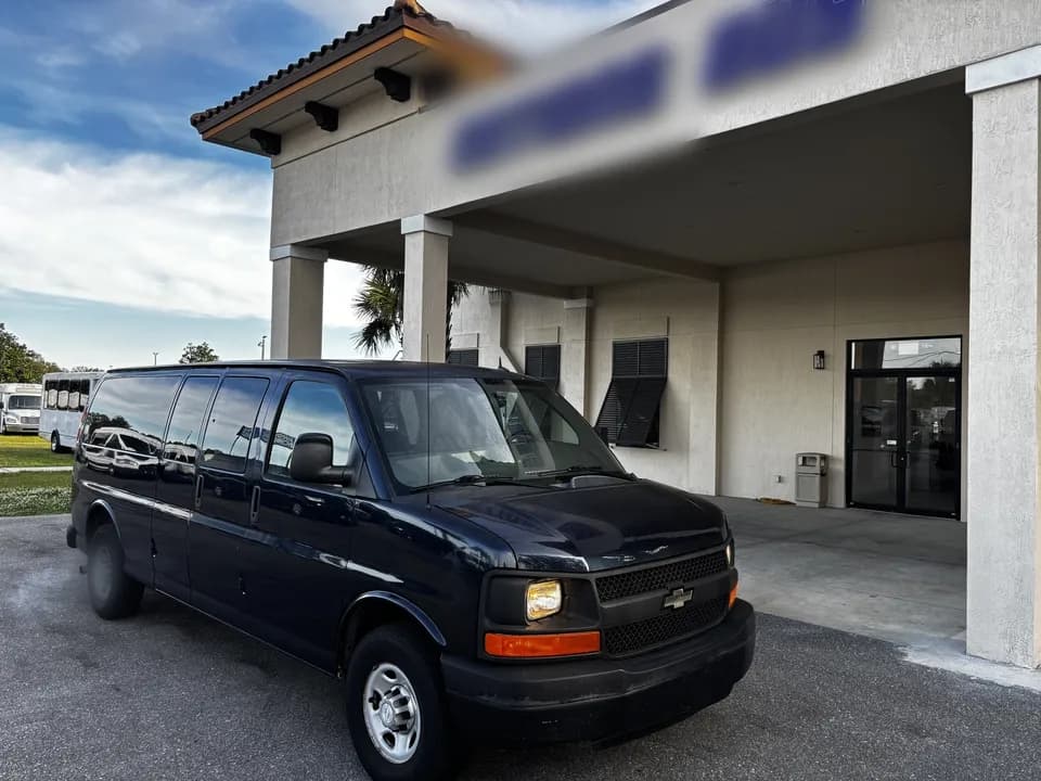 2015 GMT 600 Passenger Van - Image 5