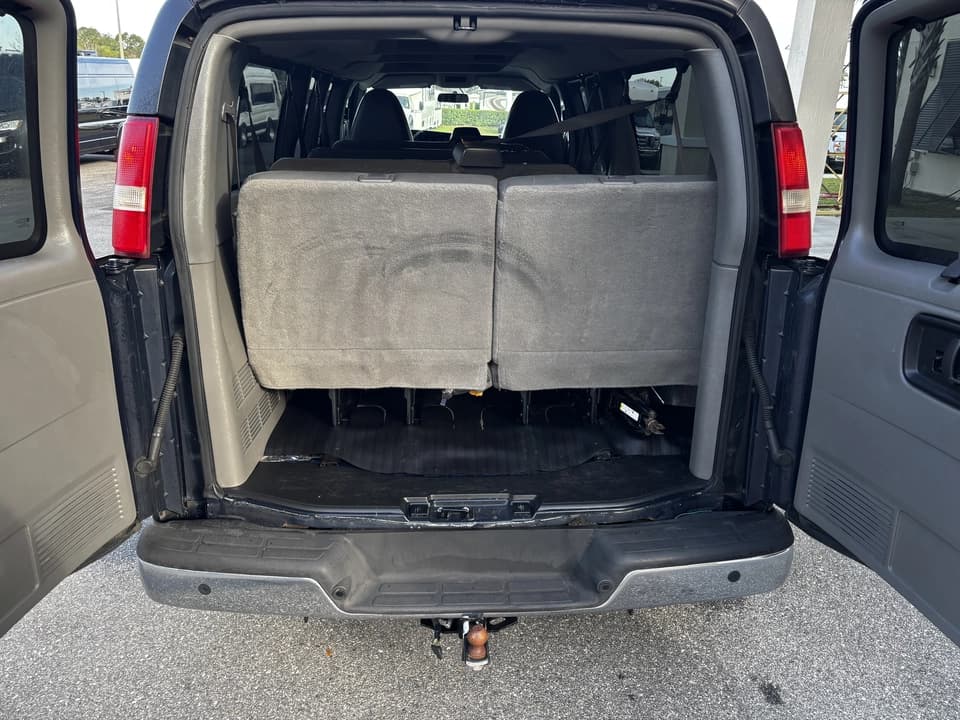 2015 GMT 600 Passenger Van - Image 9
