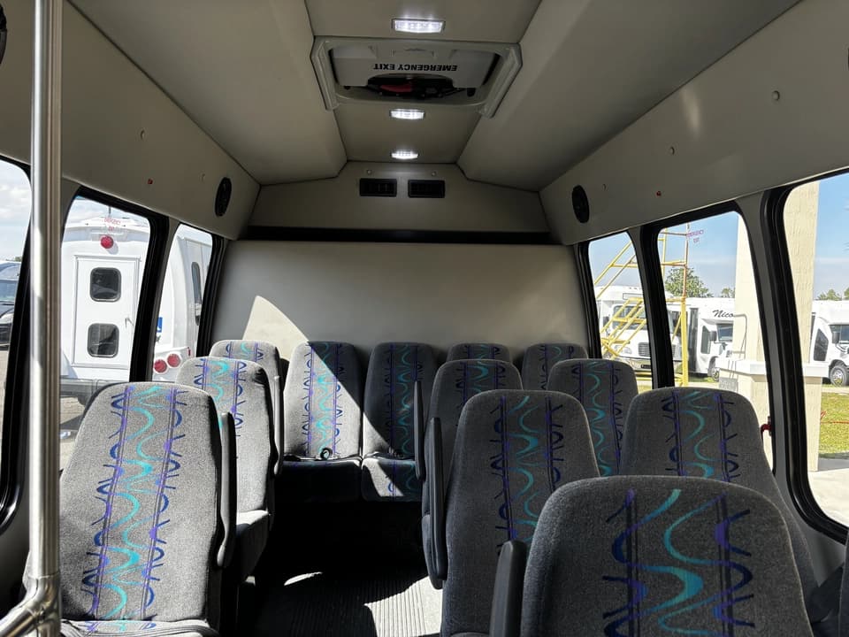 2013 Ford E350 Shuttle Bus - Image 10