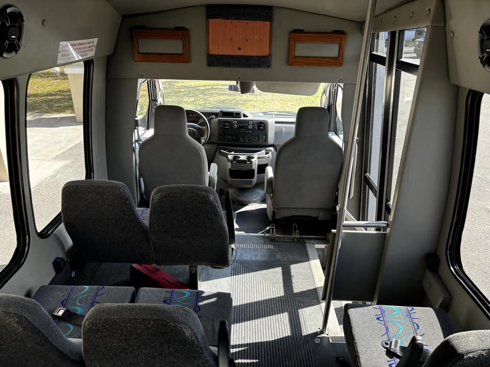 2013 Ford E350 Shuttle Bus - Image 11