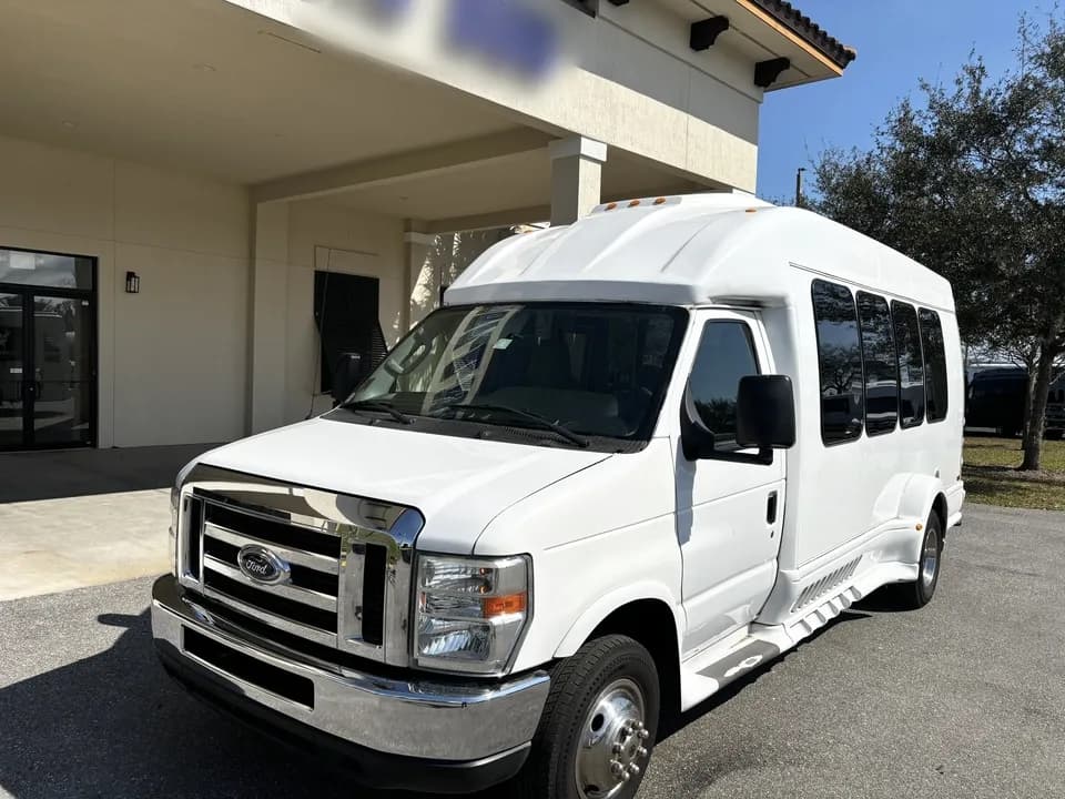 2013 Ford E350 Shuttle Bus - Image 6
