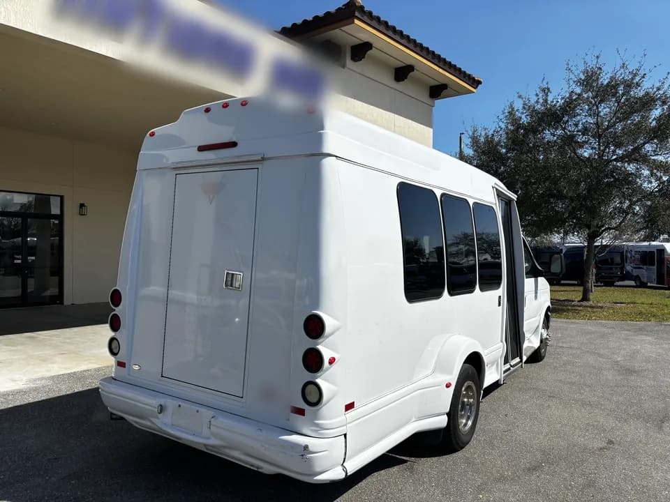 2013 Ford E350 Shuttle Bus - Image 7