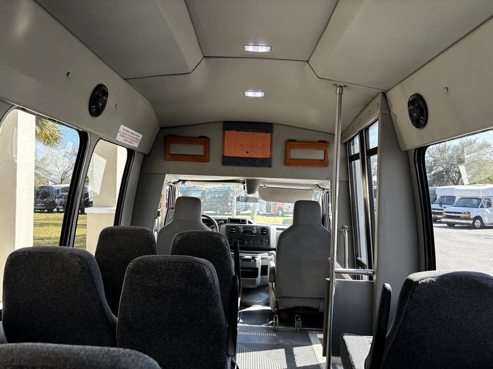 2013 Ford E350 Shuttle Bus - Image 15