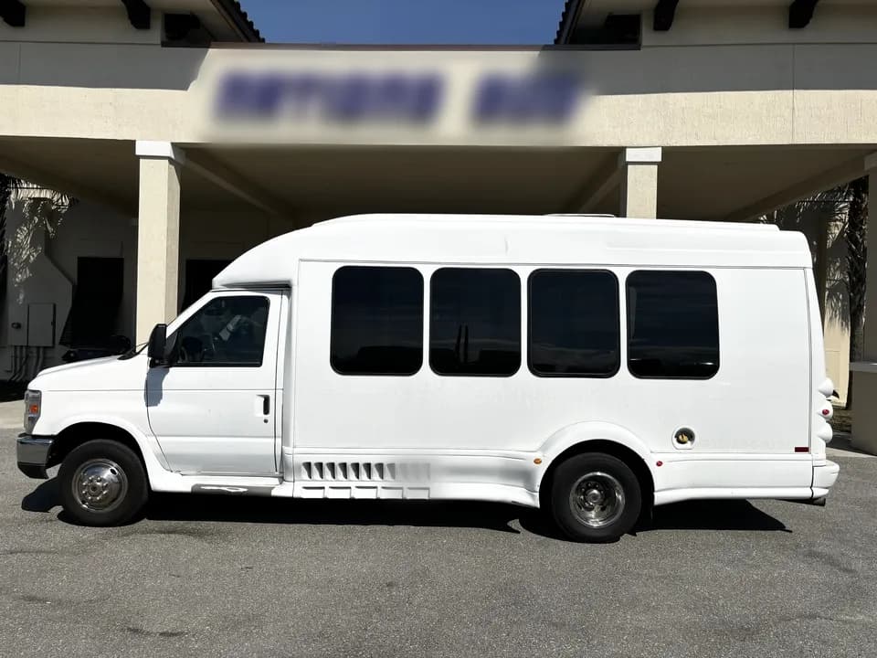 2013 Ford E350 Shuttle Bus - Image 8