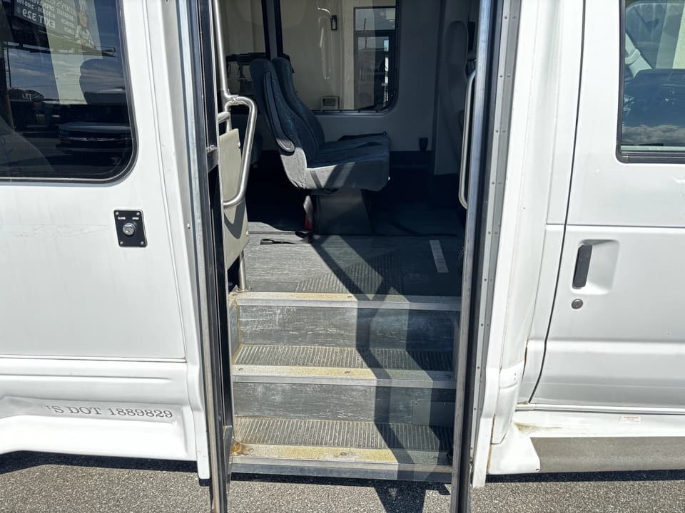 2013 Ford E350 Shuttle Bus - Image 16