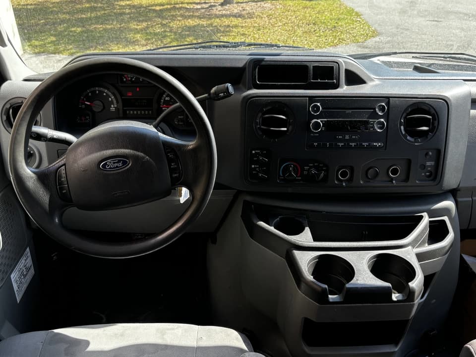 2013 Ford E350 Shuttle Bus - Image 17