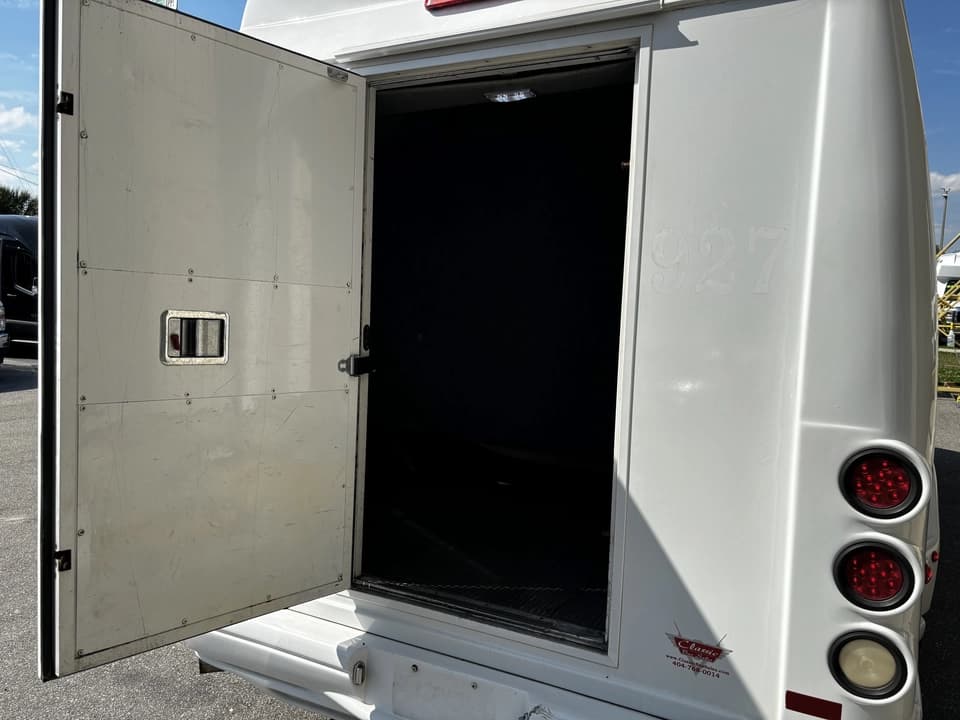 2013 Ford E350 Shuttle Bus - Image 4