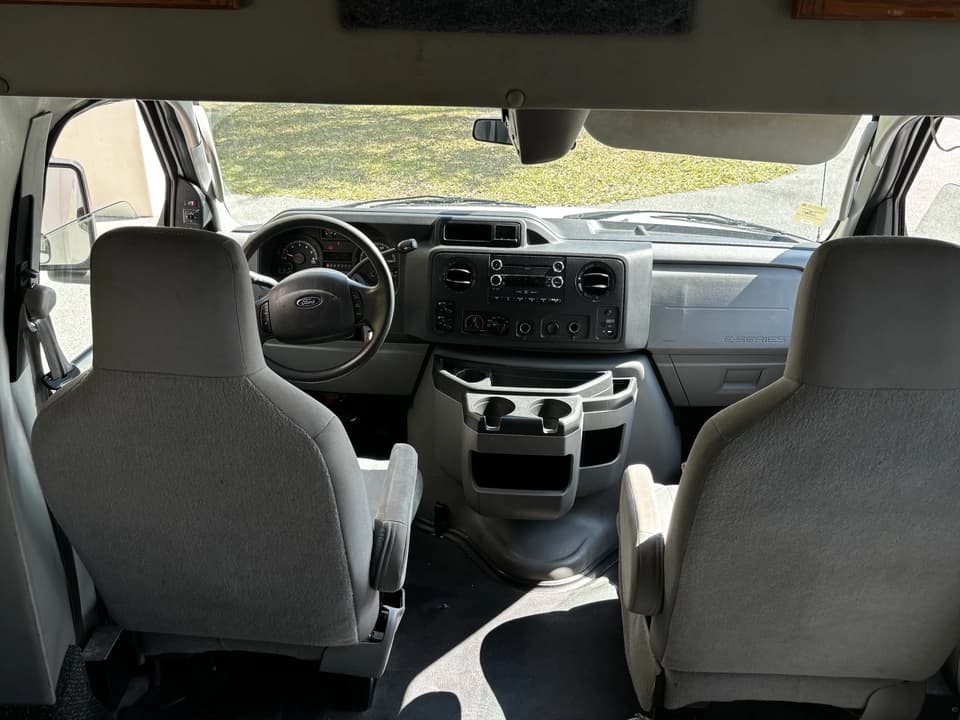 2013 Ford E350 Shuttle Bus - Image 13