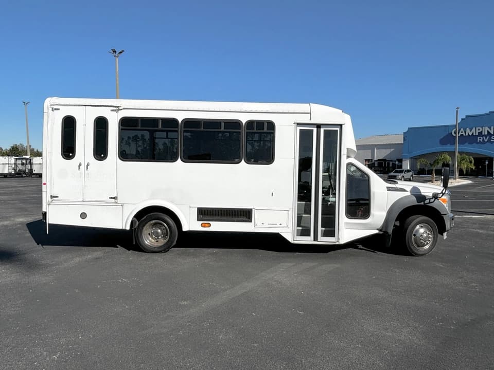 2012 Ford F550 Shuttle Bus - Image 7