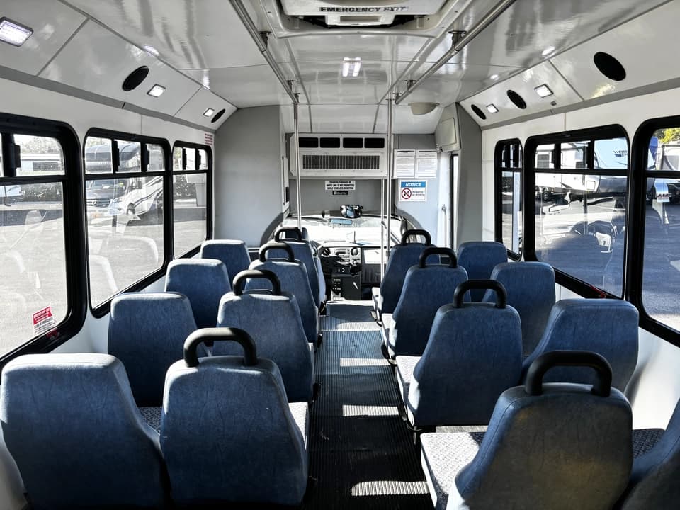 2012 Ford F550 Shuttle Bus - Image 11