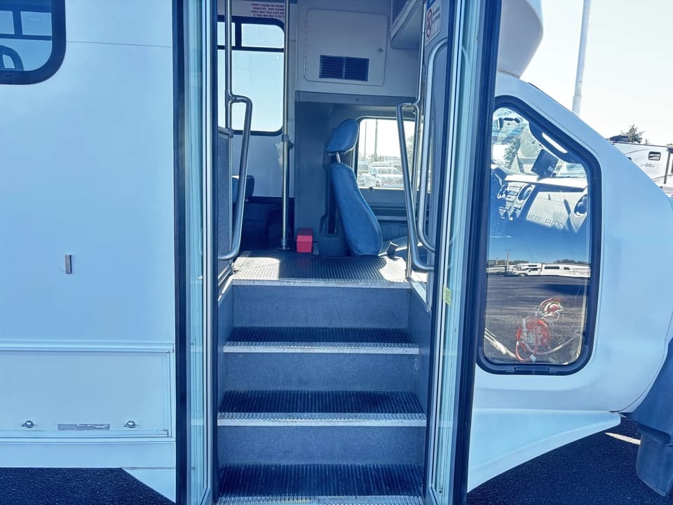 2012 Ford F550 Shuttle Bus - Image 12