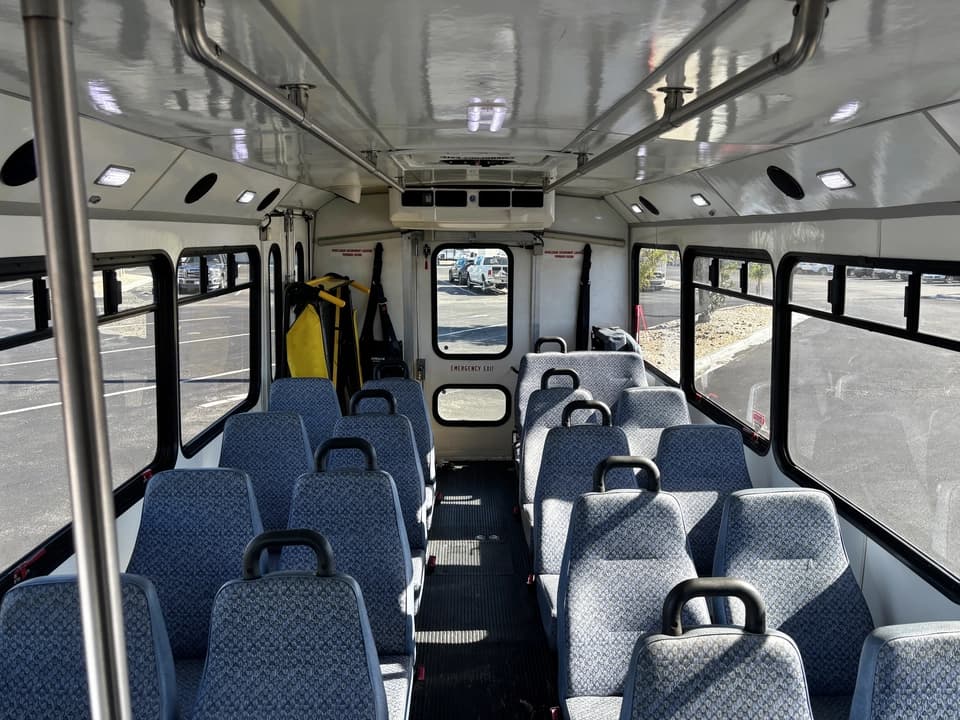 2012 Ford F550 Shuttle Bus - Image 14