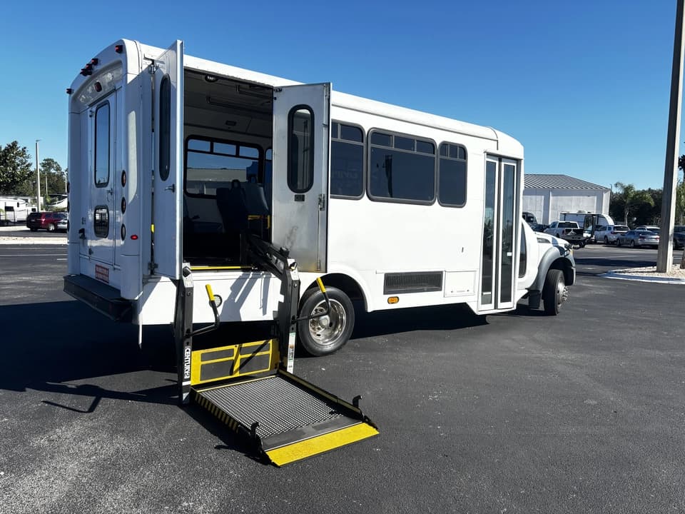 2012 Ford F550 Shuttle Bus - Image 4