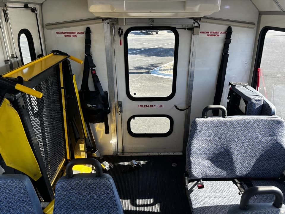 2012 Ford F550 Shuttle Bus - Image 10
