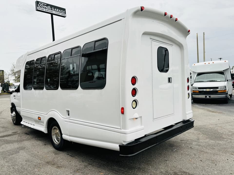 2012 Ford E450 Shuttle Bus - Image 6