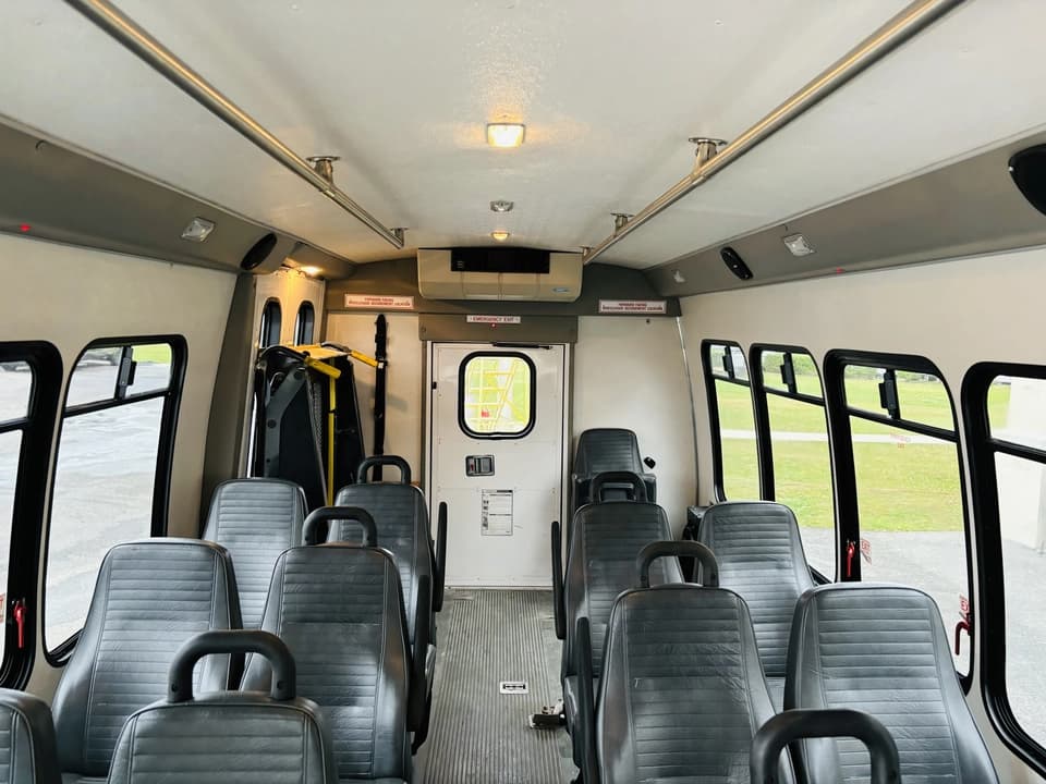 2012 Ford E450 Shuttle Bus - Image 12