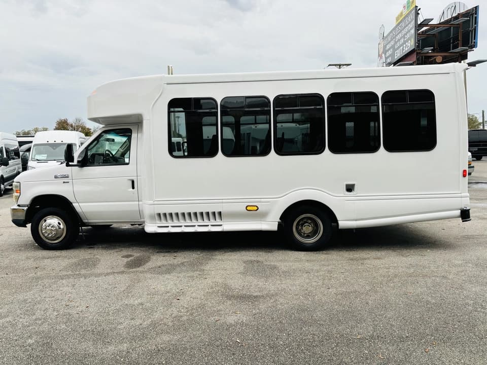 2012 Ford E450 Shuttle Bus - Image 4