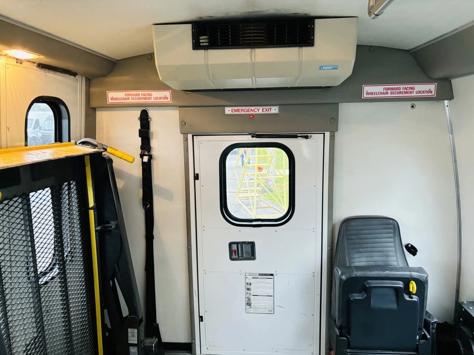 2012 Ford E450 Shuttle Bus - Image 9