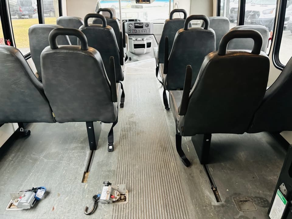 2012 Ford E450 Shuttle Bus - Image 10