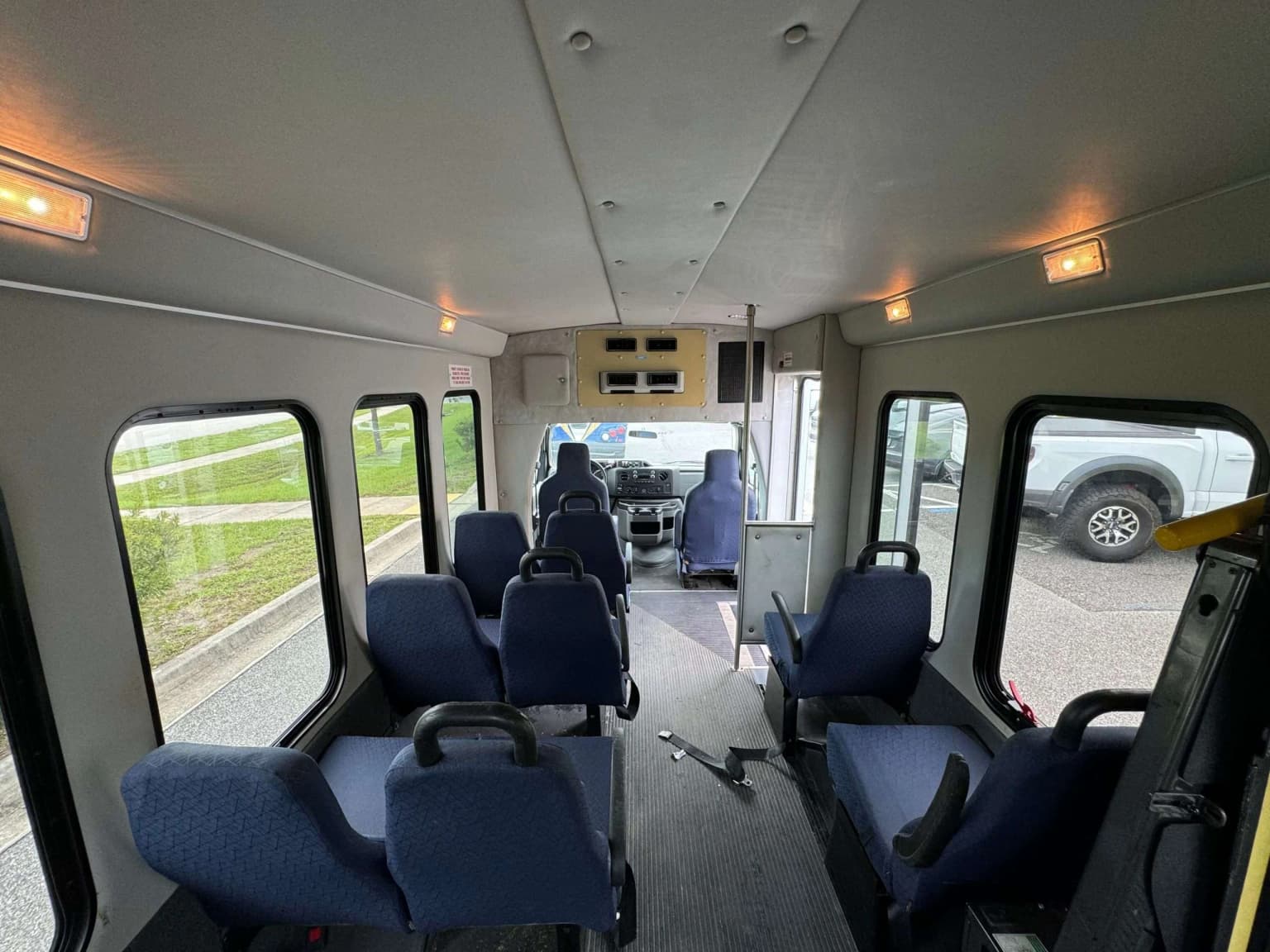 2012 Ford E350 Shuttle Bus - Image 6
