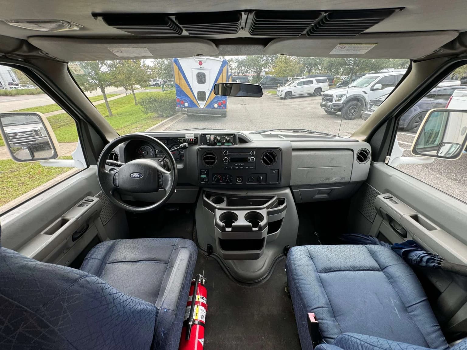 2012 Ford E350 Shuttle Bus - Image 7
