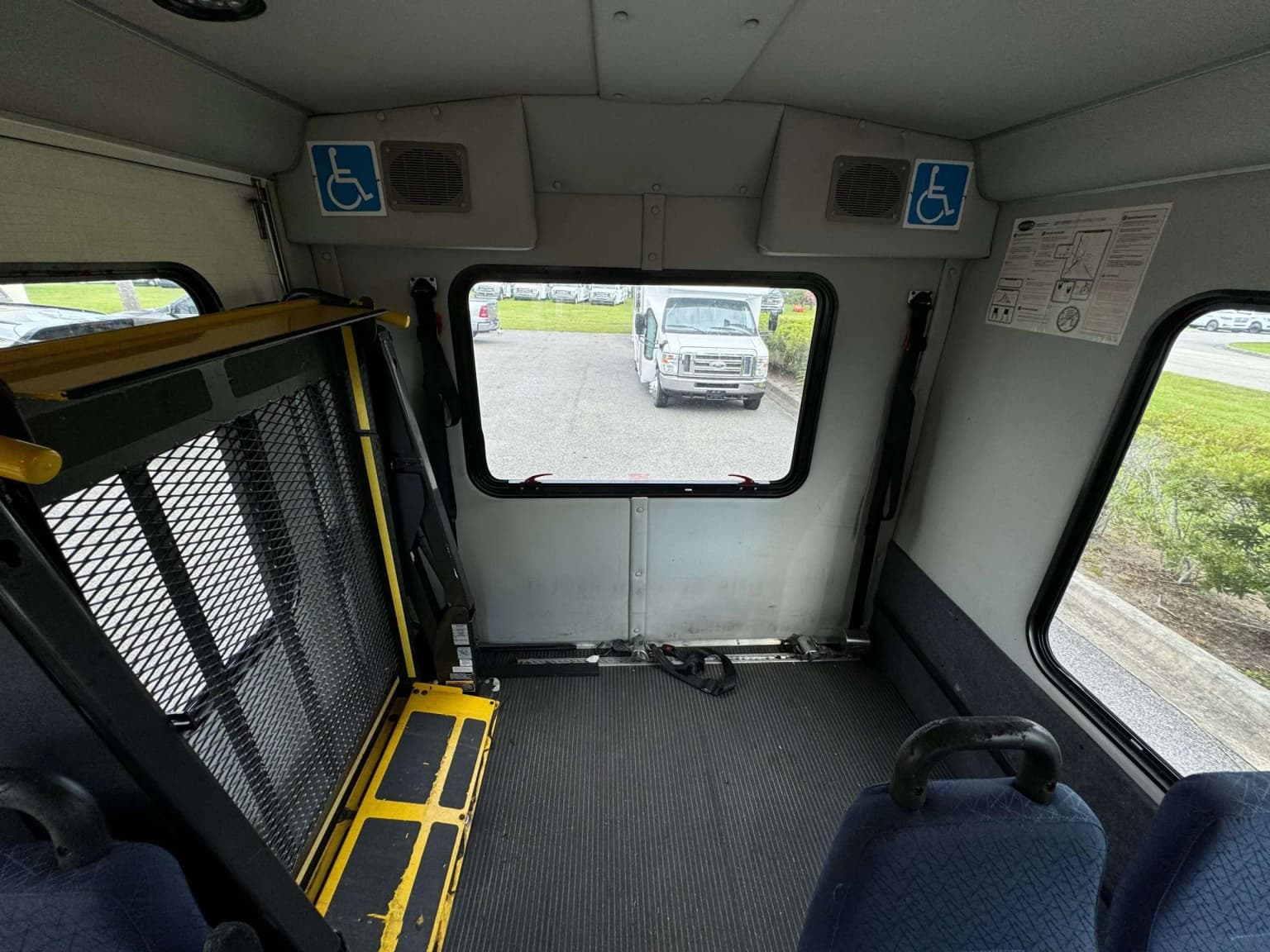 2012 Ford E350 Shuttle Bus - Image 5
