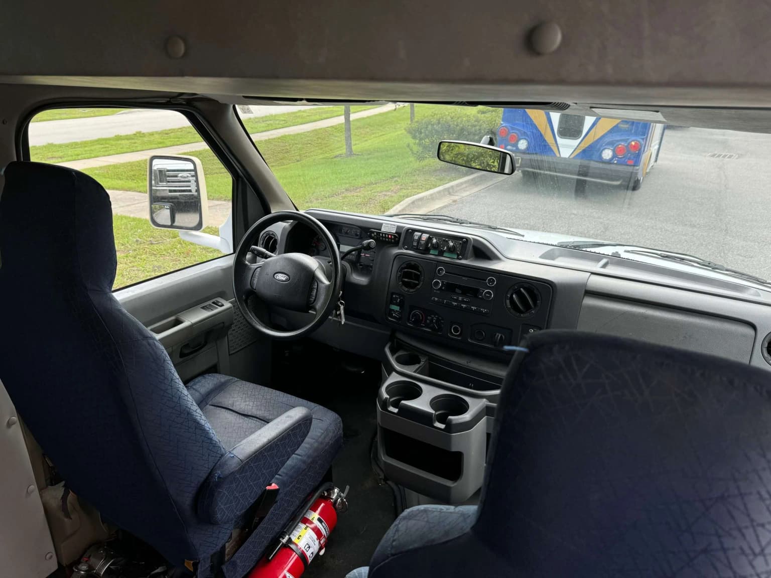 2012 Ford E350 Shuttle Bus - Image 9