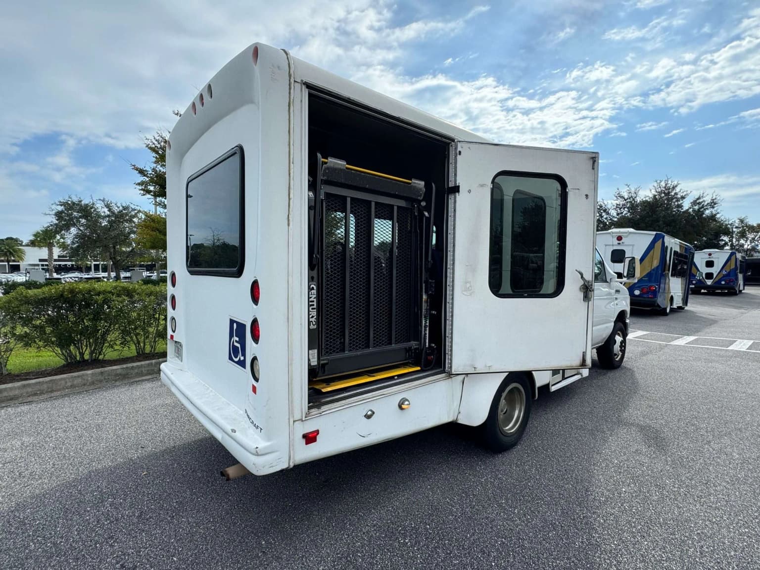 2012 Ford E350 Shuttle Bus - Image 2