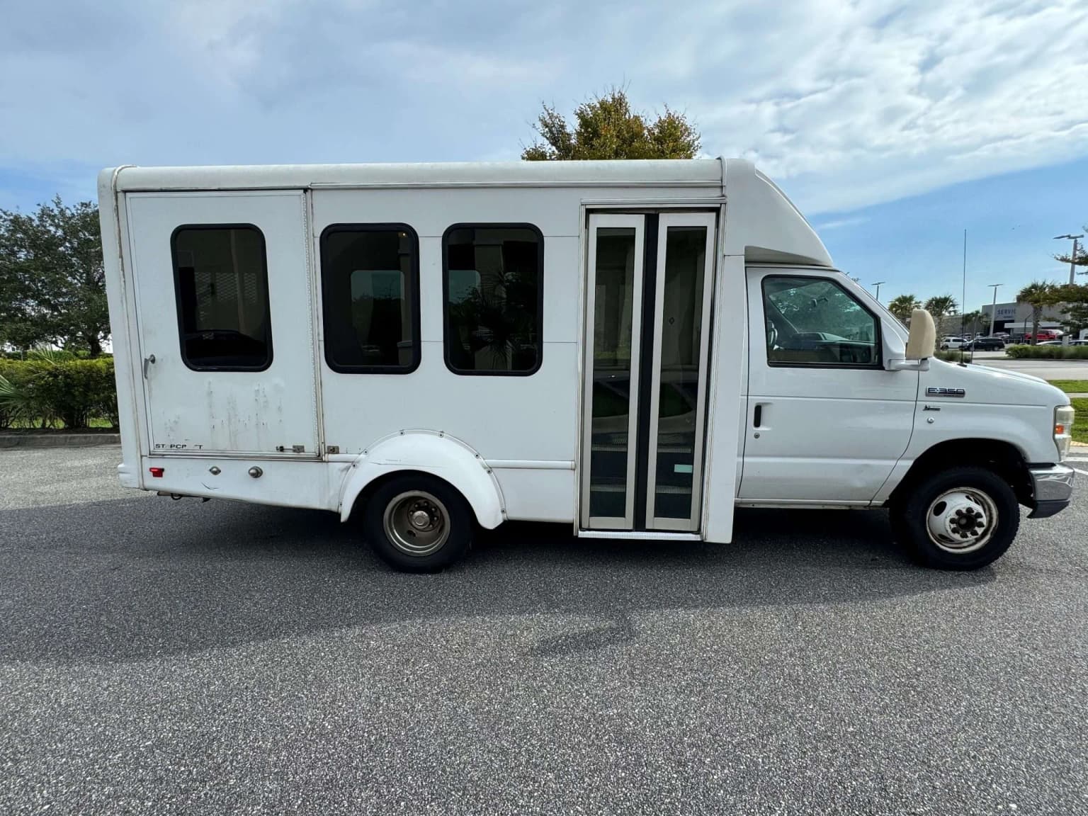 2012 Ford E350 Shuttle Bus - Image 3