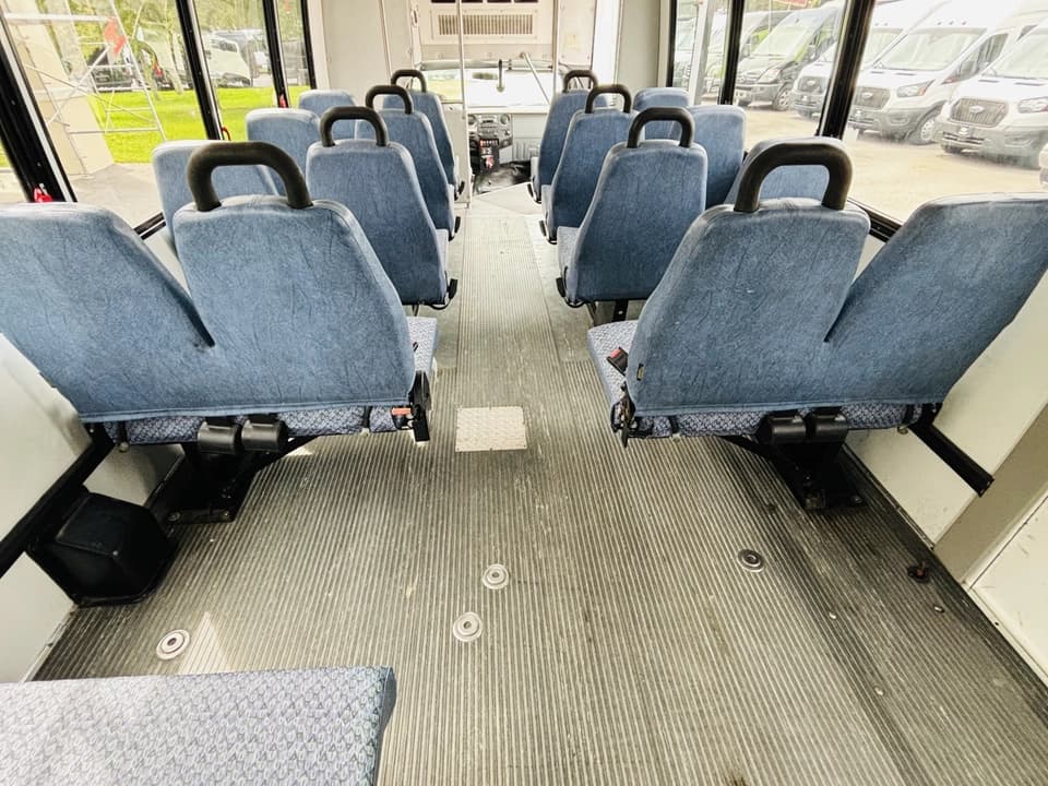 2012 Ford F450 Shuttle Bus - Image 8