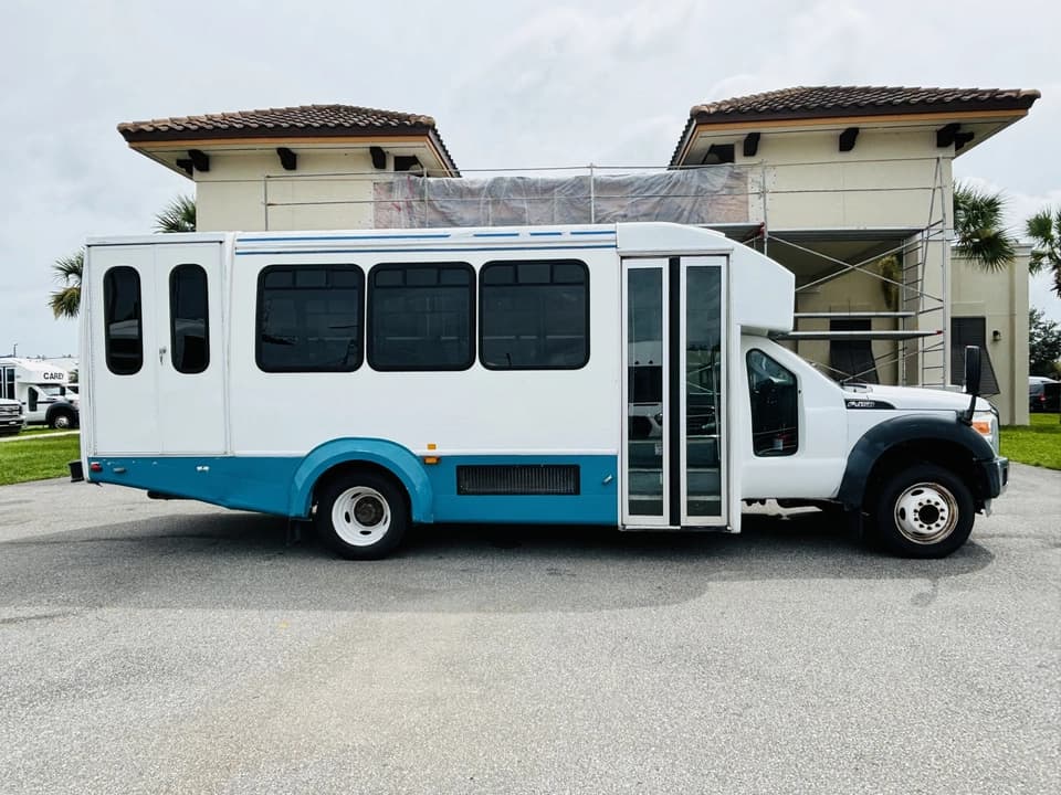 2012 Ford F450 Shuttle Bus - Image 3