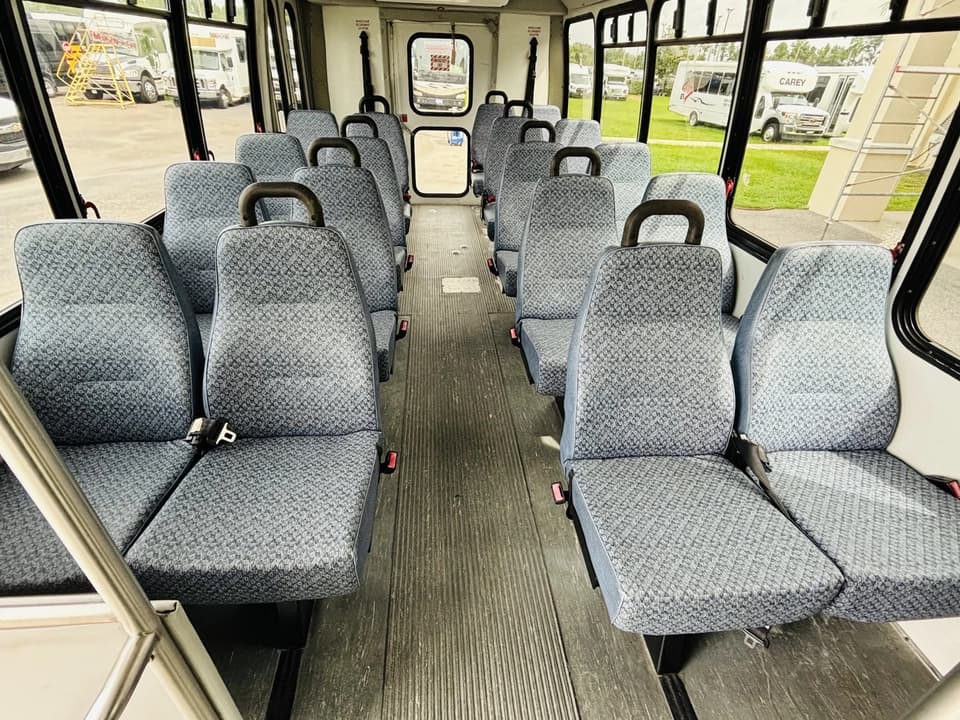 2012 Ford F450 Shuttle Bus - Image 13