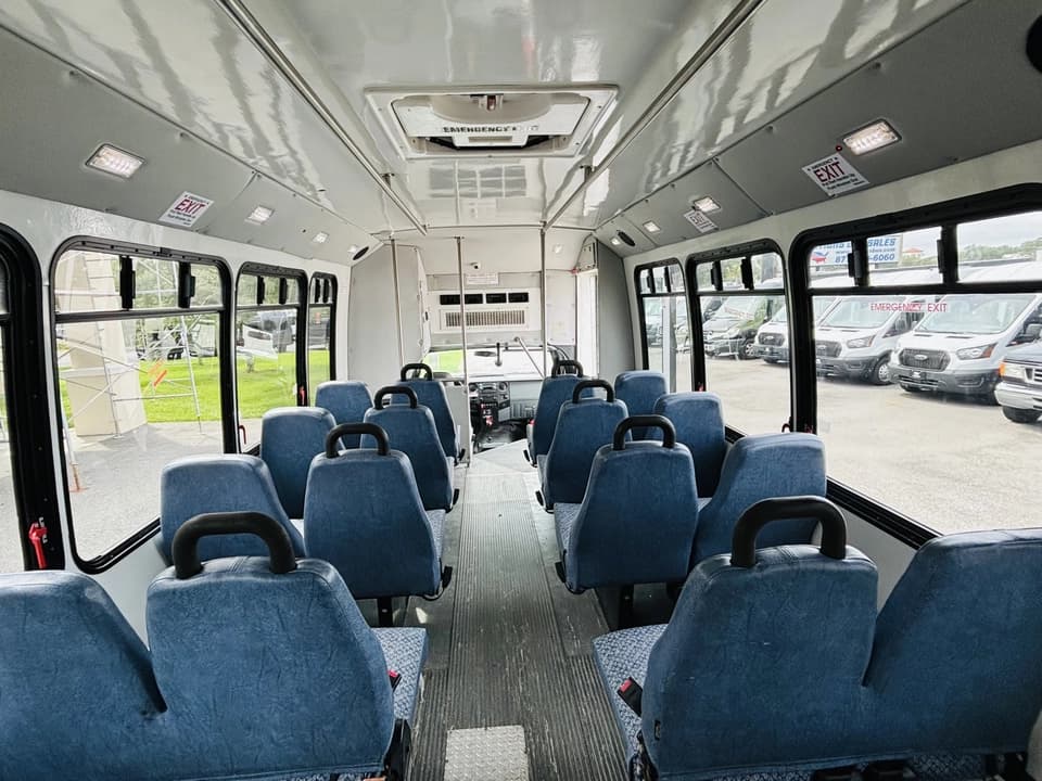 2012 Ford F450 Shuttle Bus - Image 14