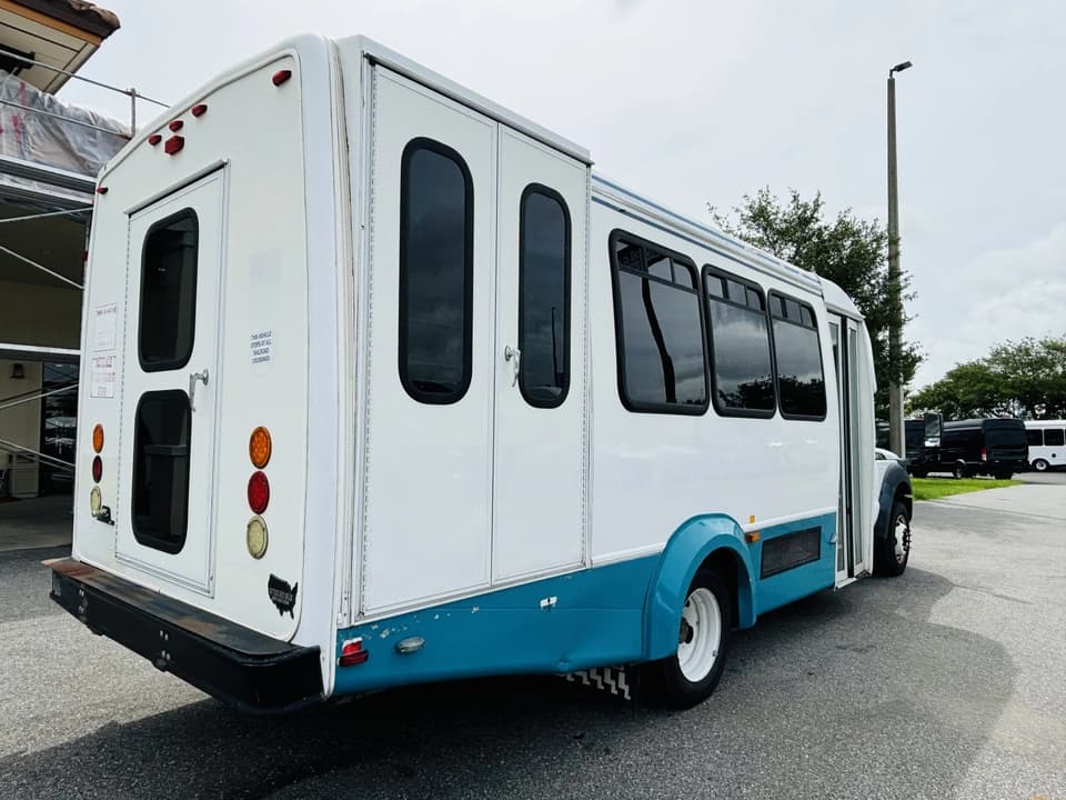 2012 Ford F450 Shuttle Bus - Image 6