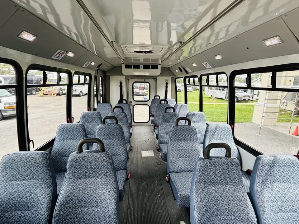 2012 Ford F450 Shuttle Bus - Image 9