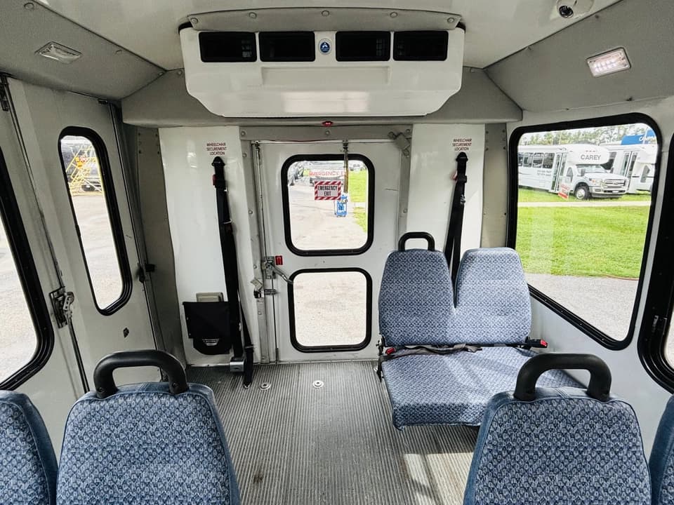 2012 Ford F450 Shuttle Bus - Image 10