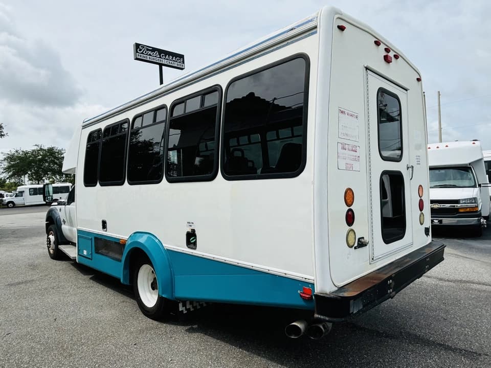 2012 Ford F450 Shuttle Bus - Image 4
