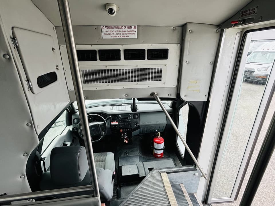 2012 Ford F450 Shuttle Bus - Image 11