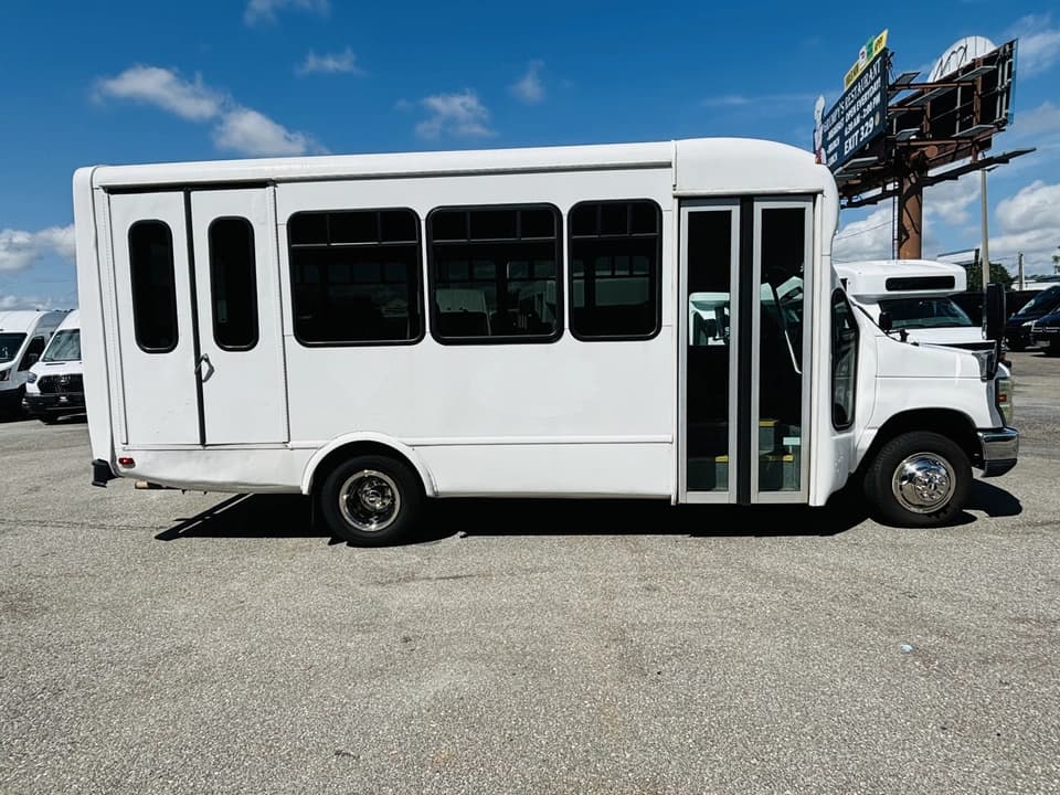2012 Ford E350 Shuttle Bus - Image 3