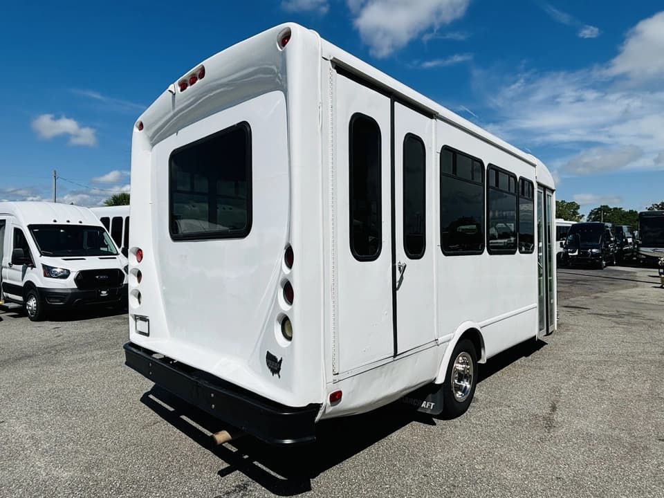 2012 Ford E350 Shuttle Bus - Image 7