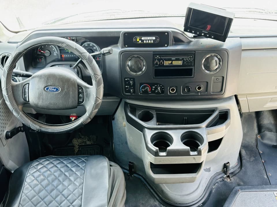 2012 Ford E350 Shuttle Bus - Image 11
