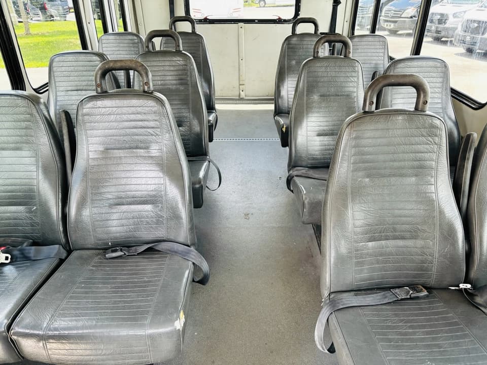 2012 Ford E350 Shuttle Bus - Image 10