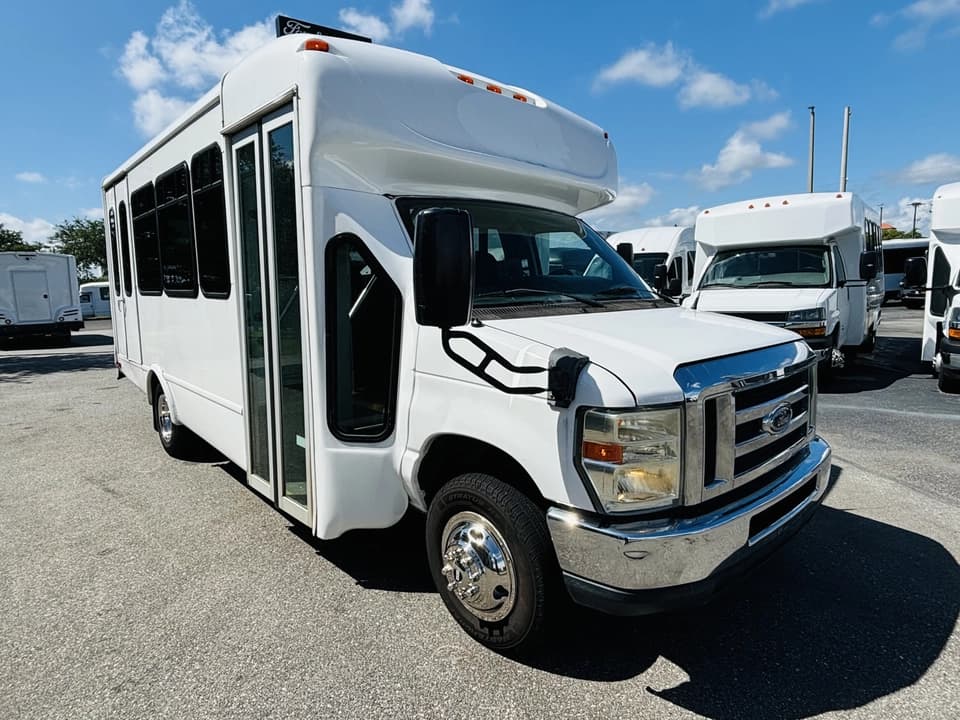 2012 Ford E350 Shuttle Bus - Image 4