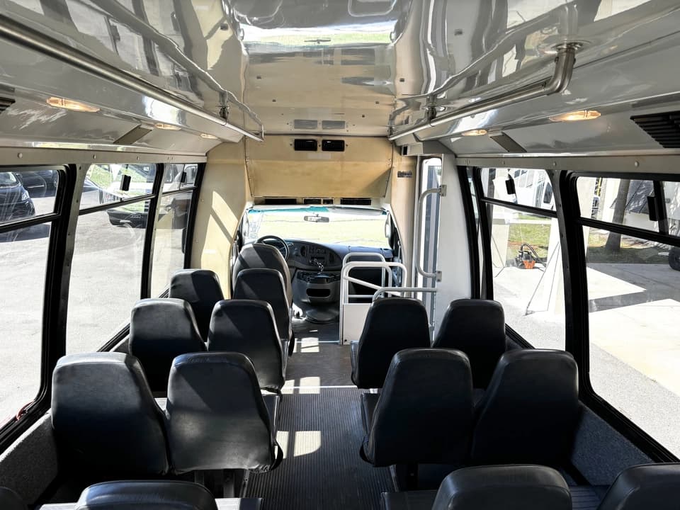 2007 Ford E450 Shuttle Bus - Image 7