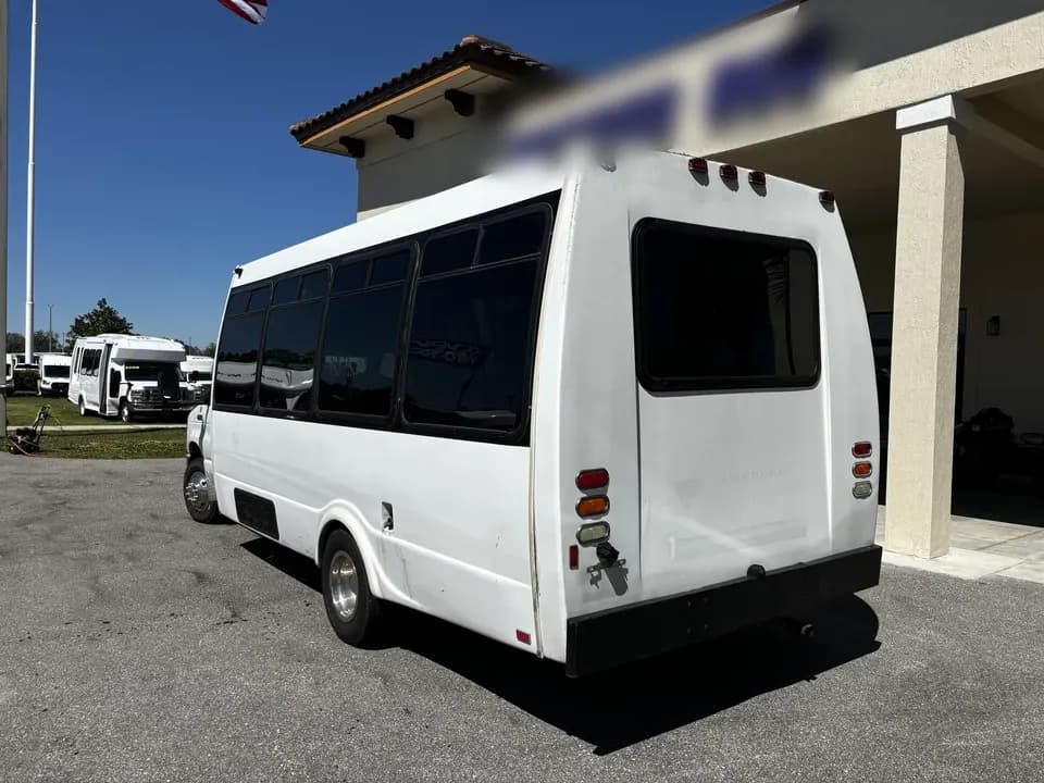 2007 Ford E450 Shuttle Bus - Image 4