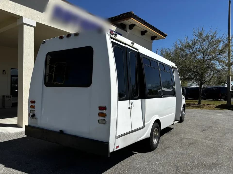 2007 Ford E450 Shuttle Bus - Image 3
